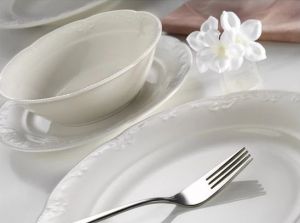 24 Piece Cream Porcelain Dinnerware, Service for 6